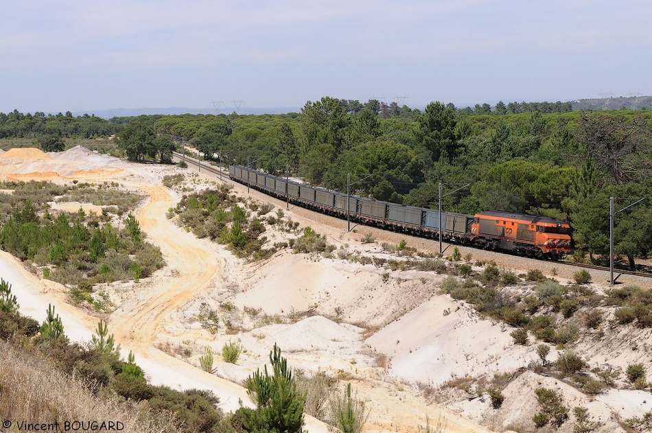 La 1909 près de Vale-do-Guiso avec un train de fret CP pour les mines de Neves Corvo. 06_1909_vale-do-guiso.jpg