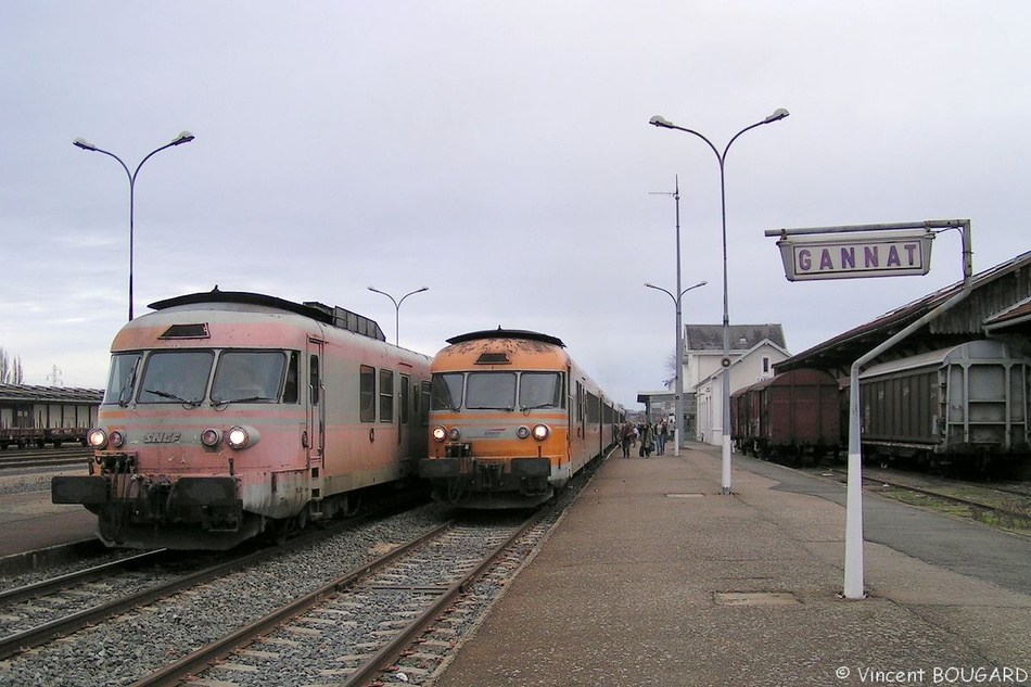 Les Turbotrains RTG T2021-T2022 et T2013-T2014 à Gannat avec les trains 4480 Bordeaux-Lyon et 4580 Lyon-Bordeaux. T2021-T2013_Gannat.jpg