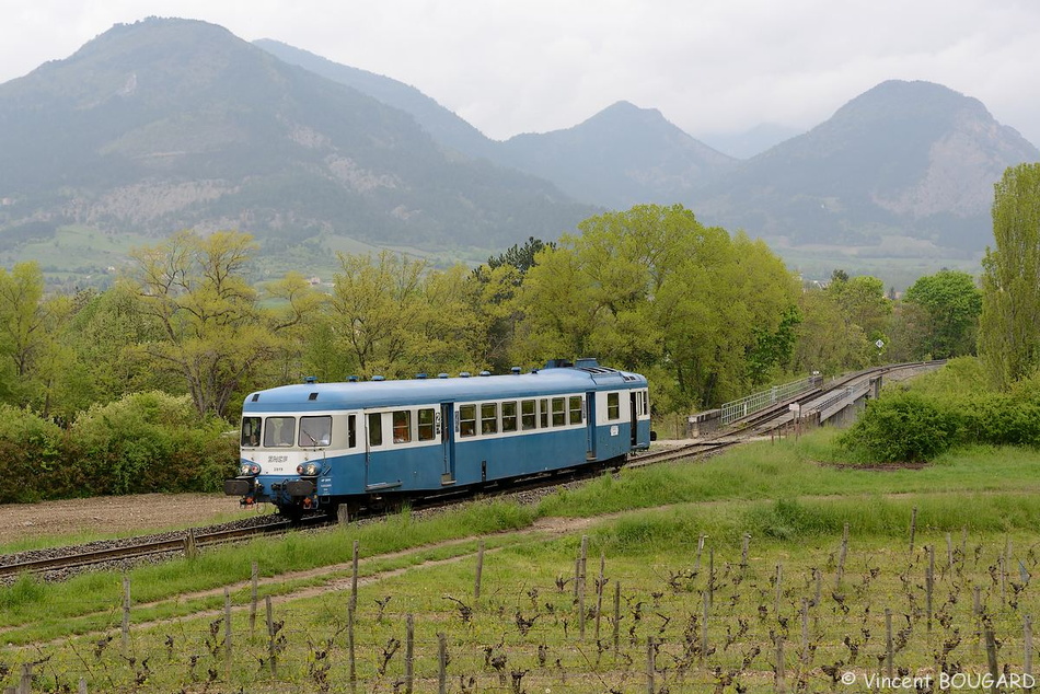 L'X 2819 près de Die avec un train spécial Briançon-Valence (AP 2800). 26_2819_die_TER_X2800_20130505.jpg