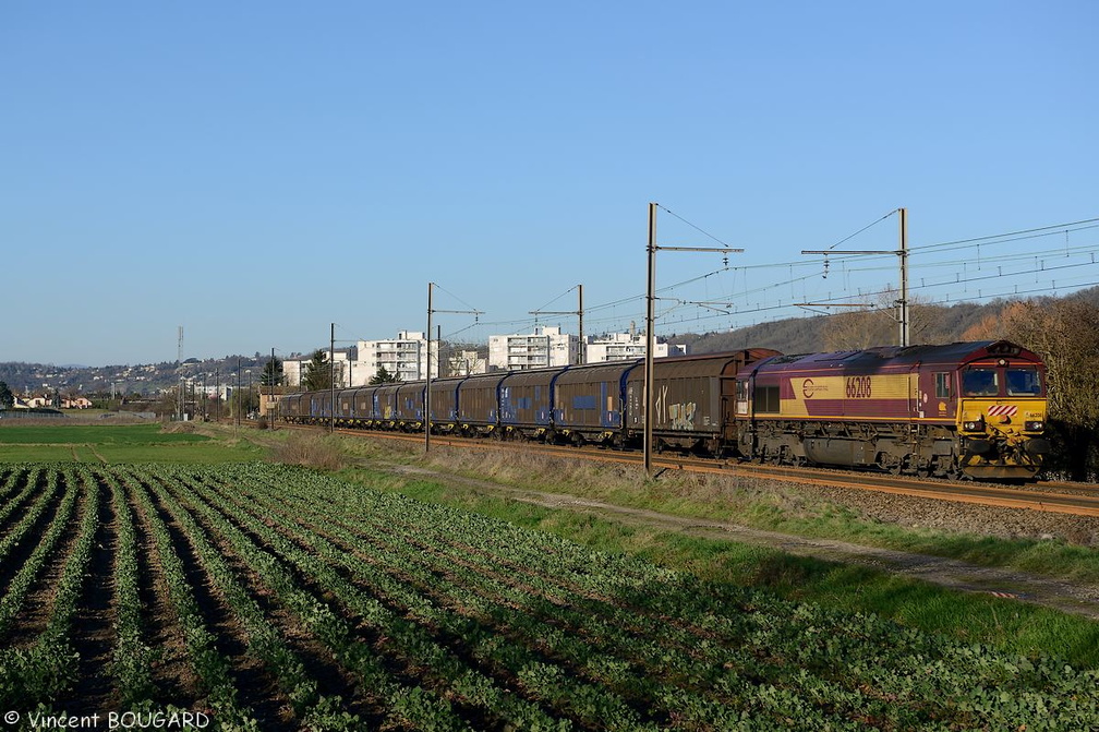 La Class 66208 à Beynost.