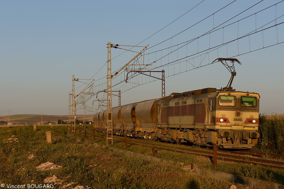 La E 1114 près de Sidi el Aidi avec un train de fret de phosphate ONCF Khouribga-Casablanca. 1114_sidi-el-aidi&Maroc_Fret&Khouribga-Casablanca_E1100_20130425.jpg