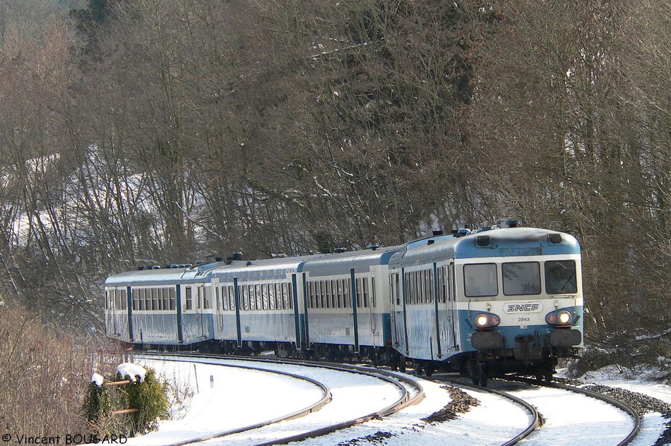 Les X 2843 et X 2879 dans la rampe des Sauvages, côté Amplepuis, avec un train TER Lyon - Clermont-Ferrand. 2843&2879_amplepuis.jpg