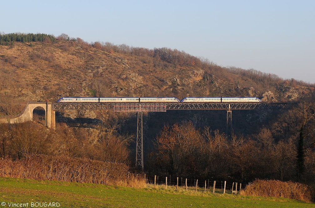 Une UM d'X72500 sur le viaduc de Rouzat.