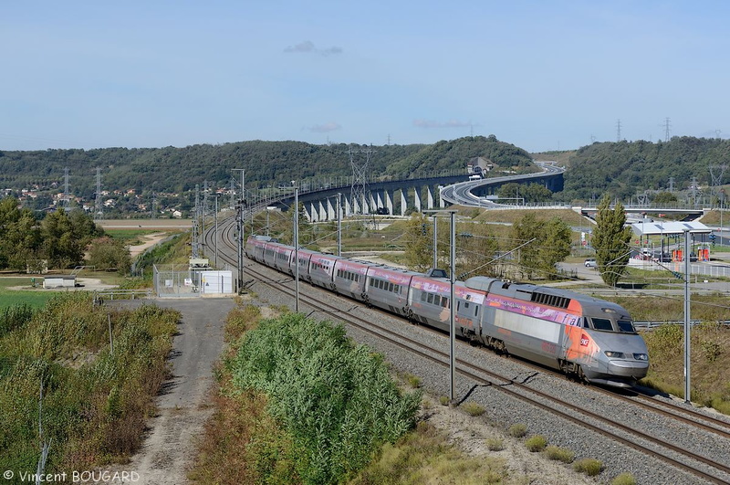 Le TGV IRIS 320 près de Niévroz.