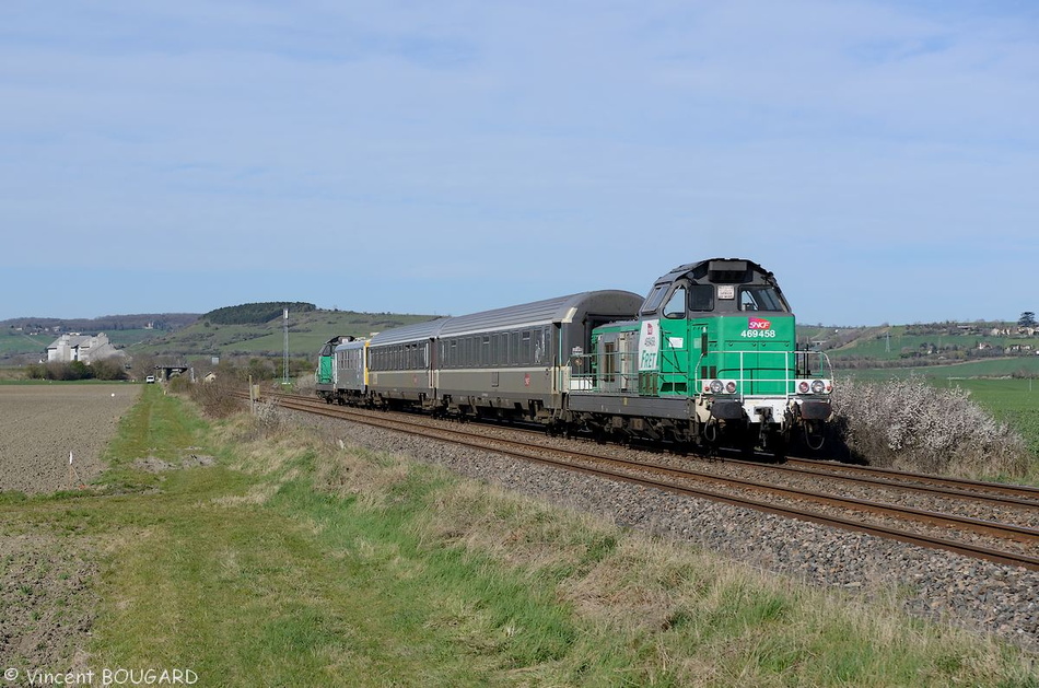 Les BB 69458 et BB 69453 près de Gannat avec un train de l'Infra (Mauzin) pour St Germain-des-Fossés. 18_69458&69453_Gannat_Mauzin&Clermont-Ferrand-St-Germain-des-Fossés_BB69400_20150410.jpg